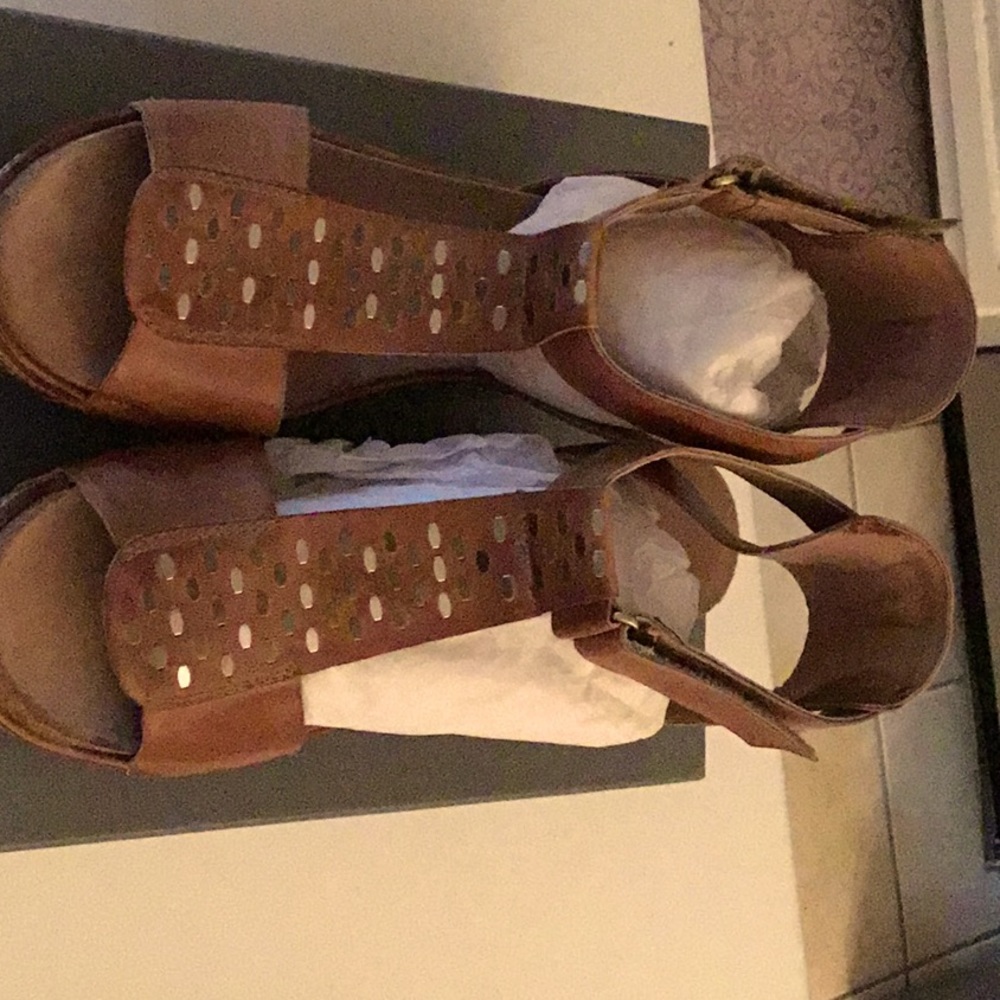 NWT Antelope wedges - Woven T